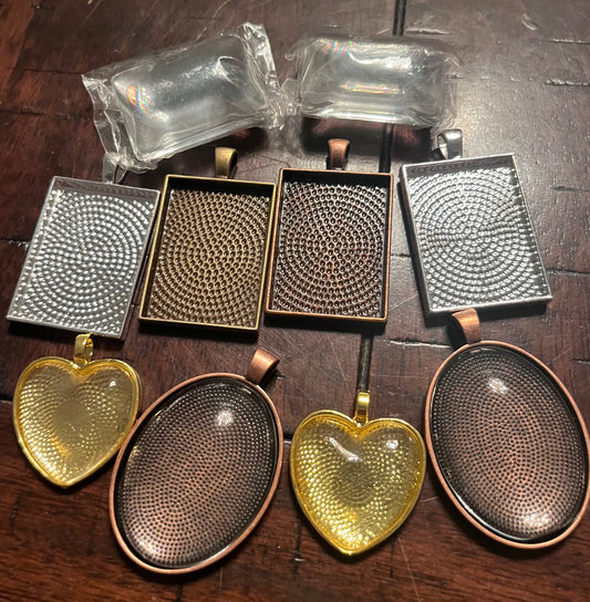 Pendant trays with glass cabachons